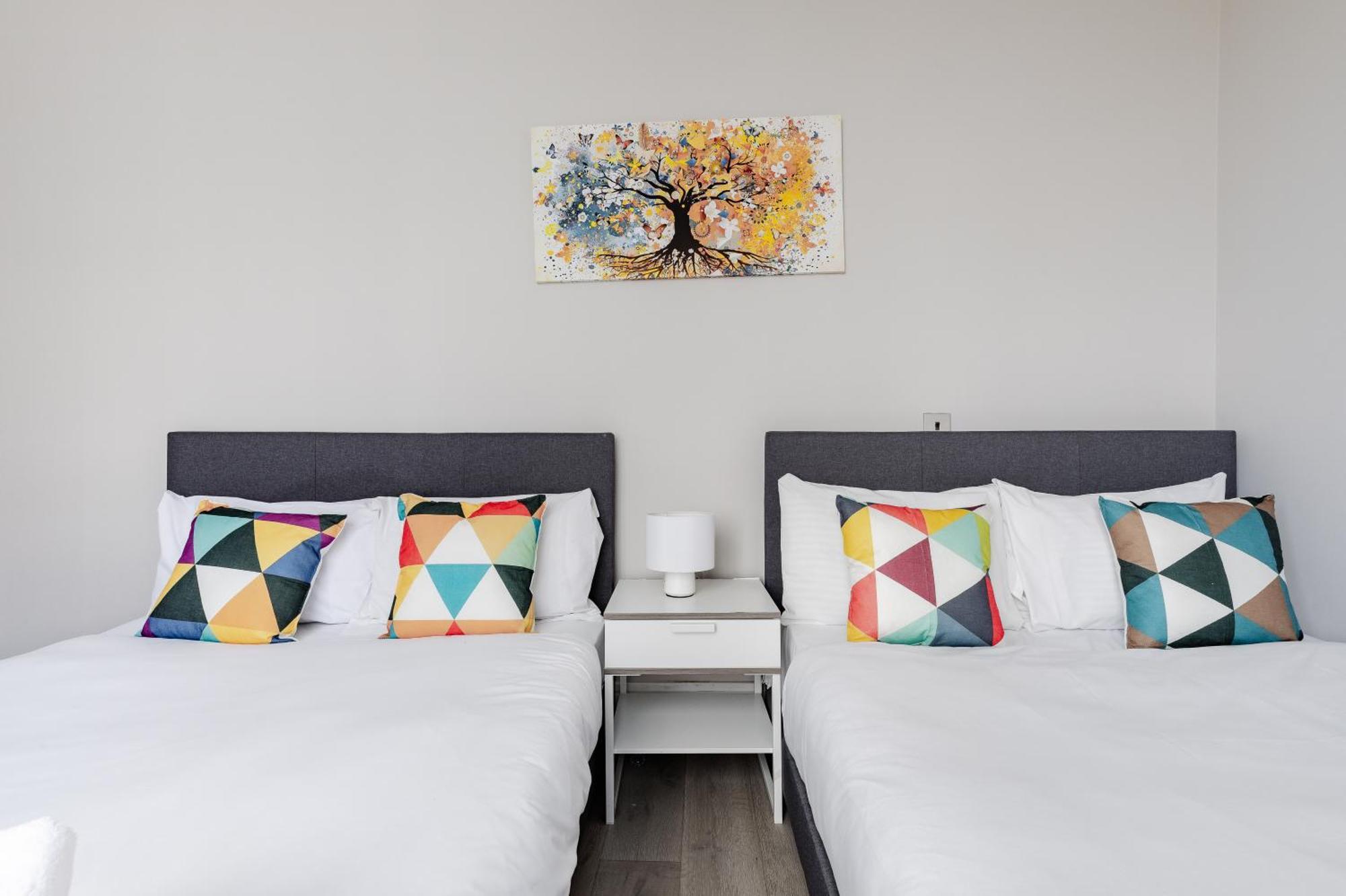 Superb Apartments Opposite Edgware Road Station London Room photo