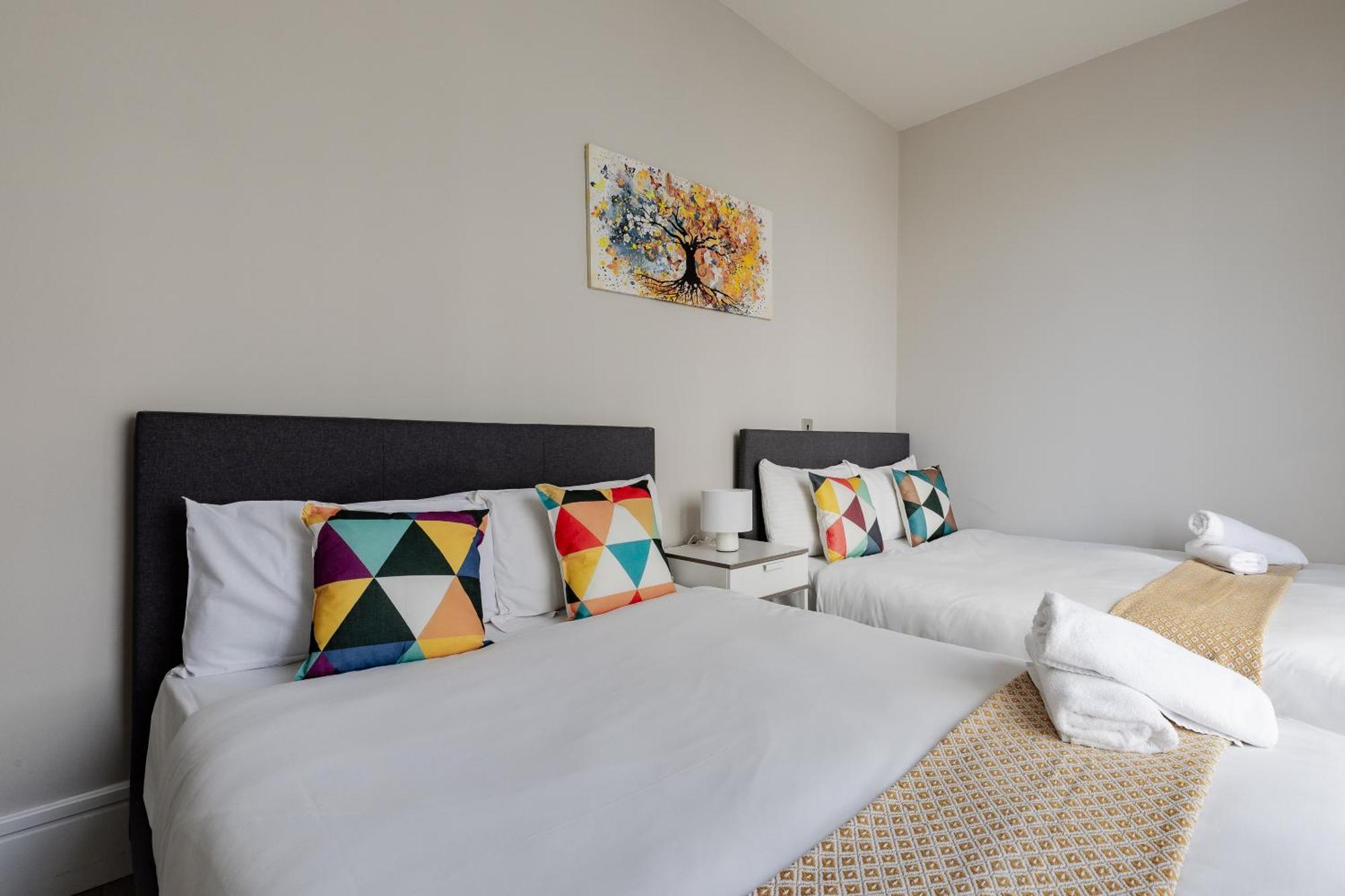 Superb Apartments Opposite Edgware Road Station London Room photo