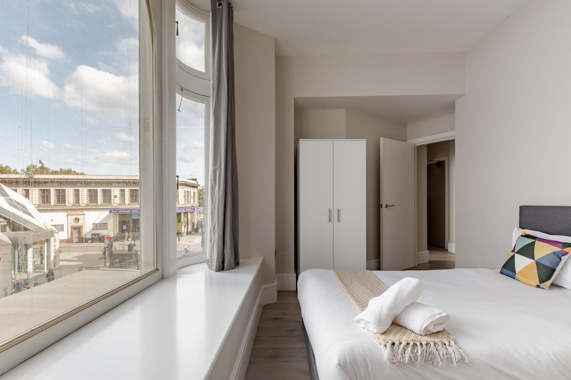 Superb Apartments Opposite Edgware Road Station London Room photo